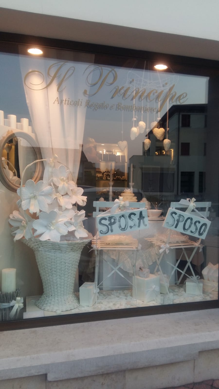 vetrina di negozio di bomboniere