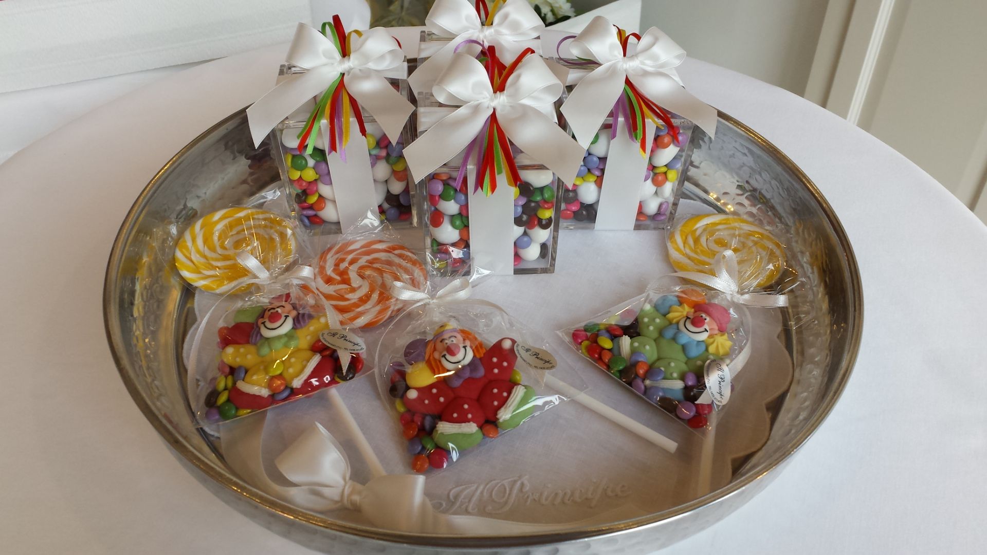 bomboniere per battesimo con confetti colorati