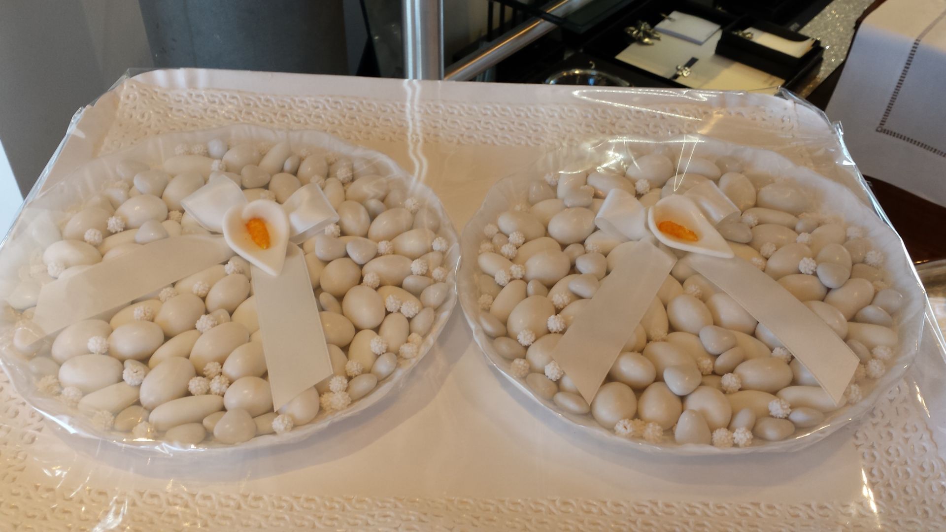 vassoi con confetti per una comunione