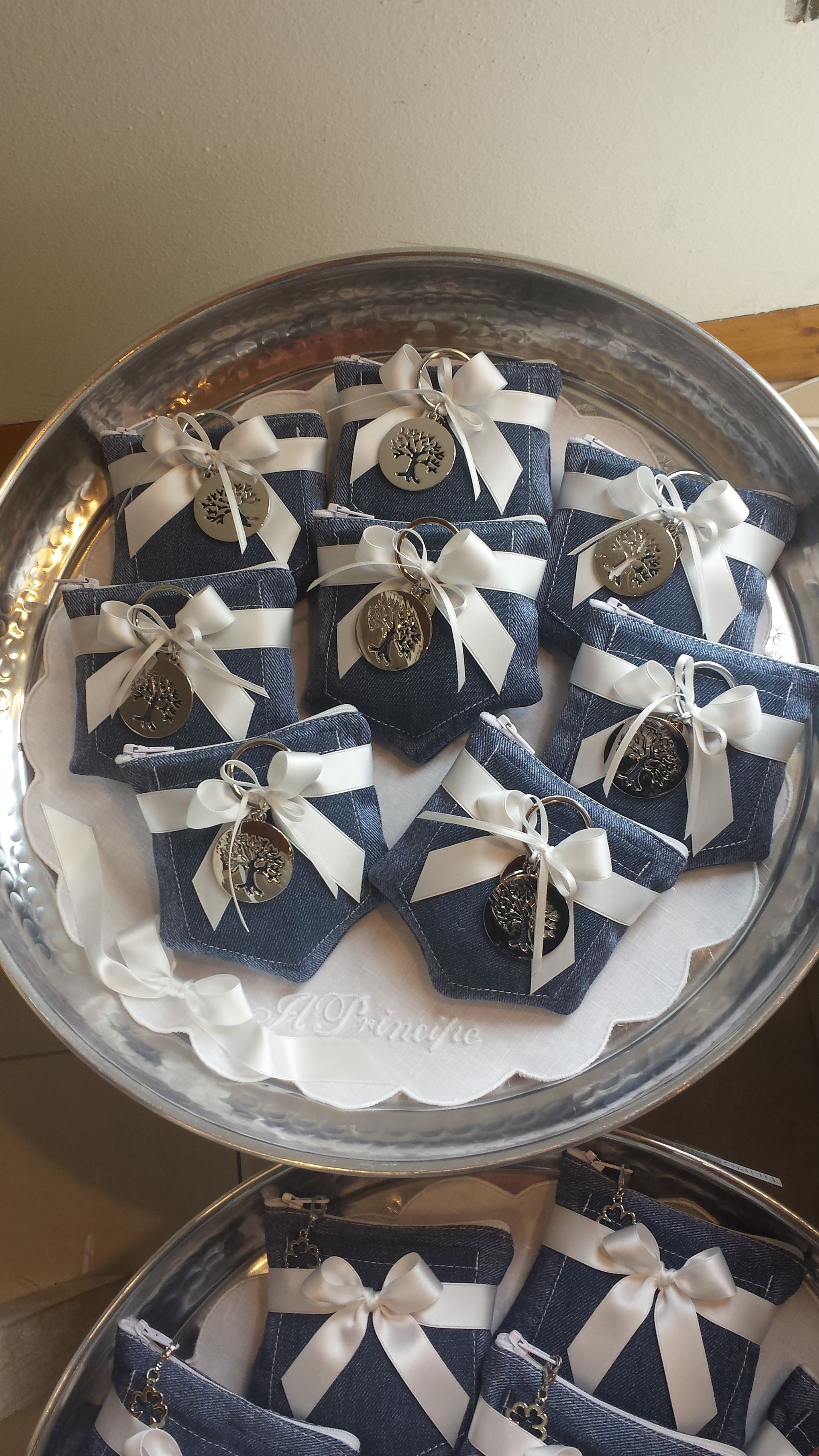 vassoio con bomboniere per la prima comunione