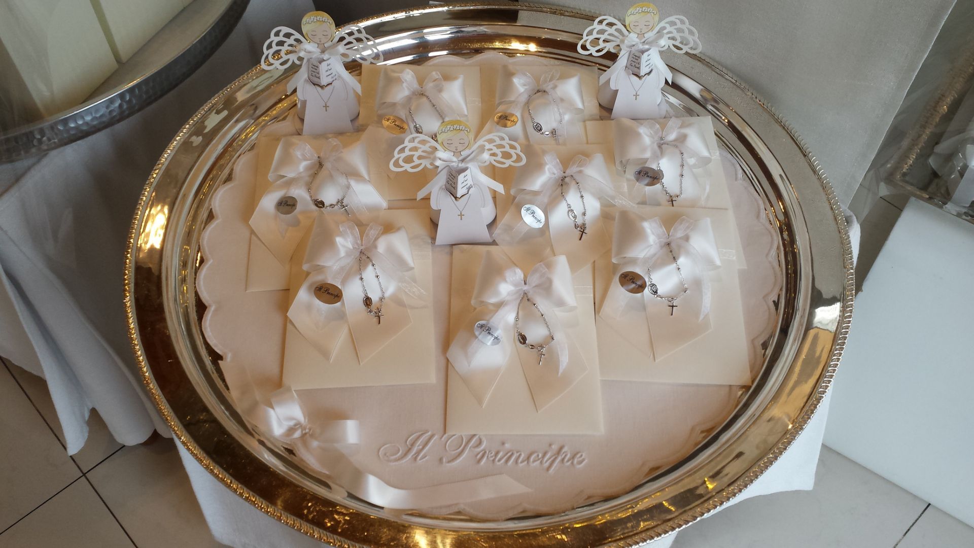 vassoio in argento con bomboniere