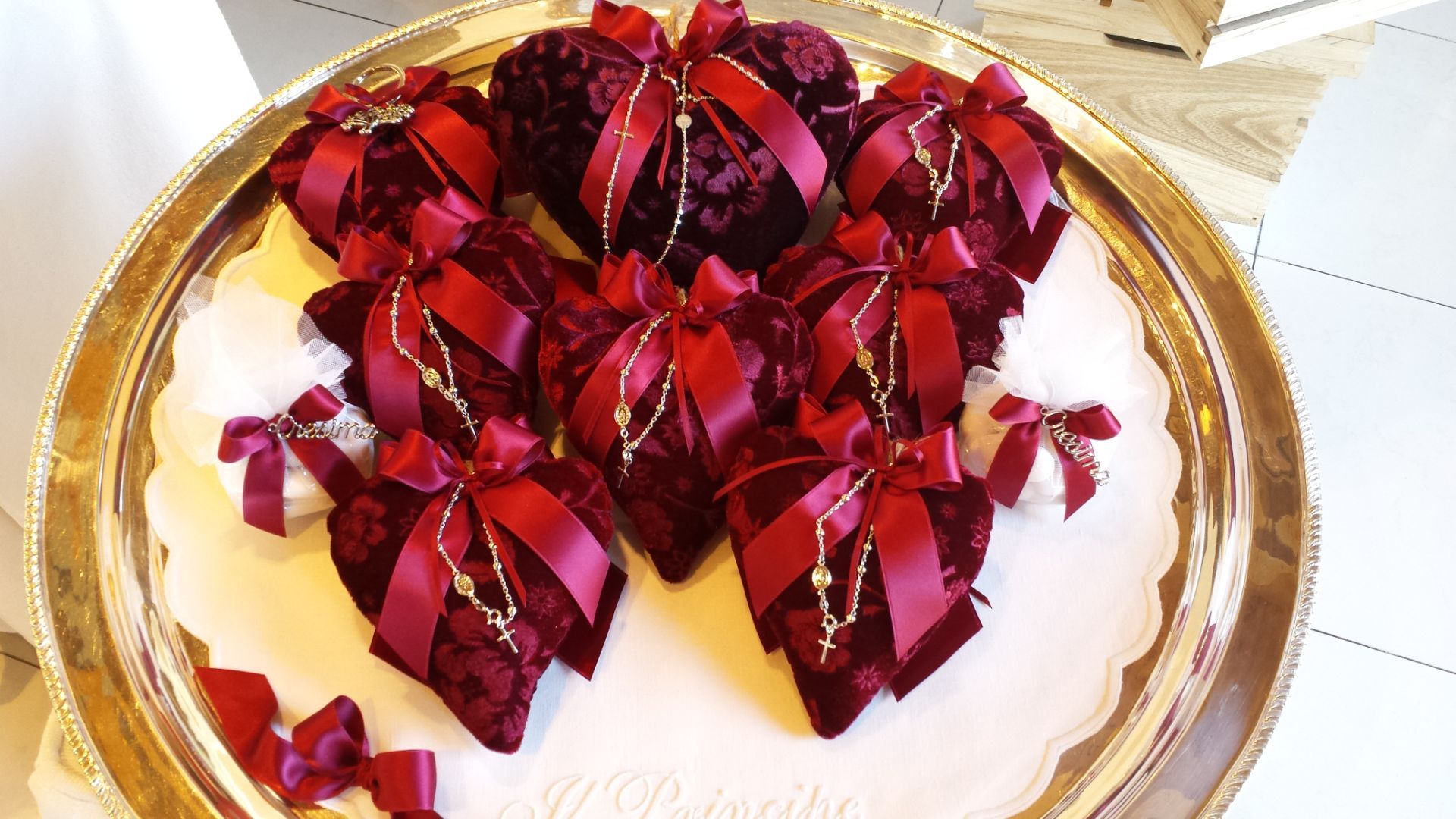 bomboniere a forma di cuore con fiocco rosso