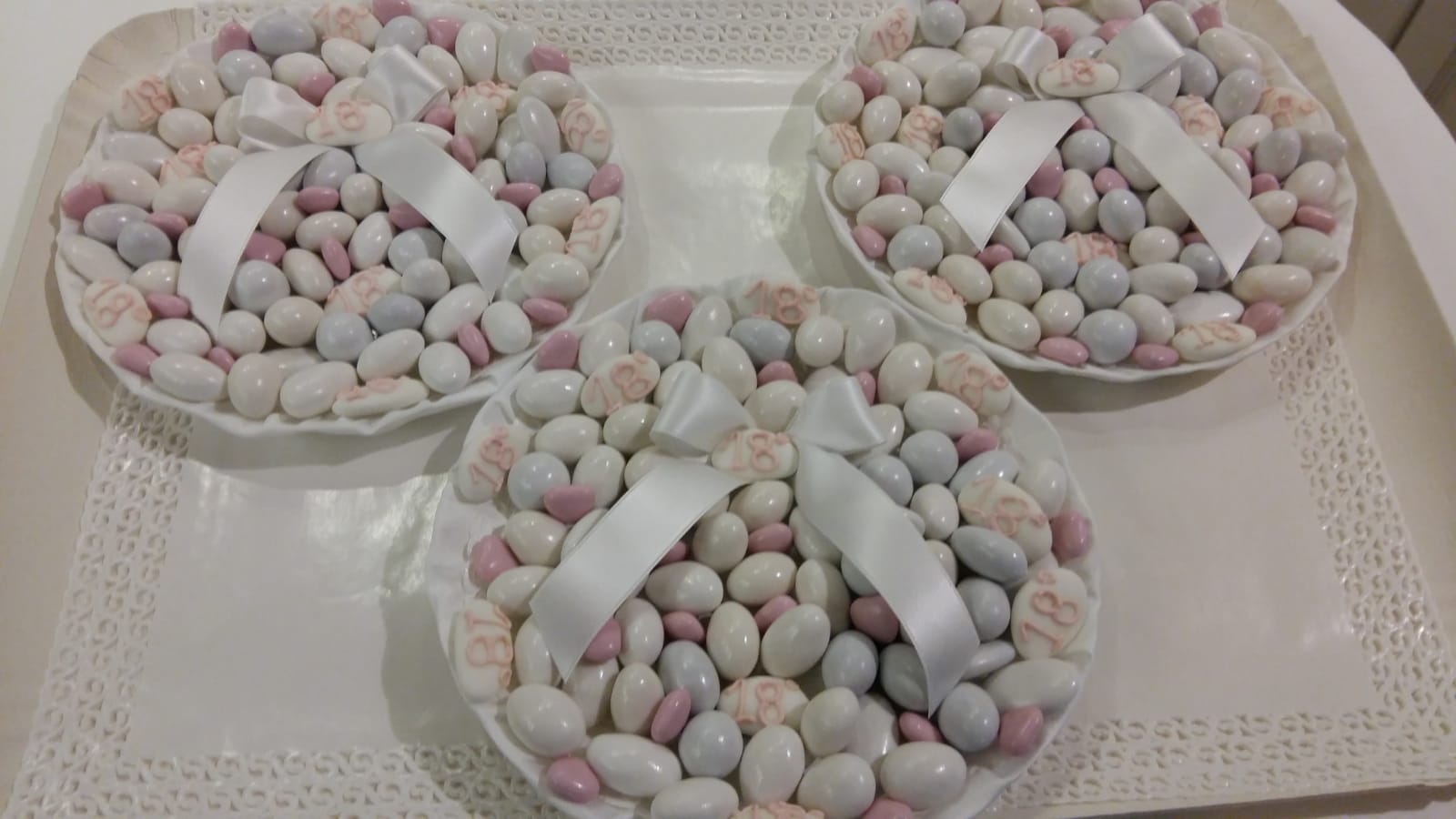 vassoi con confetti e fiocco in raso bianco