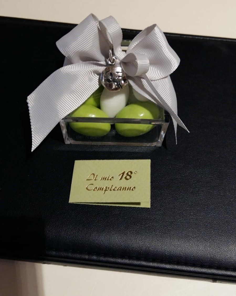 bomboniera per diciottesimo compleanno con confetti verdi