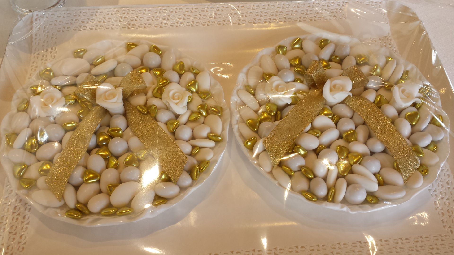 vassoi con confetti per un ricevimento