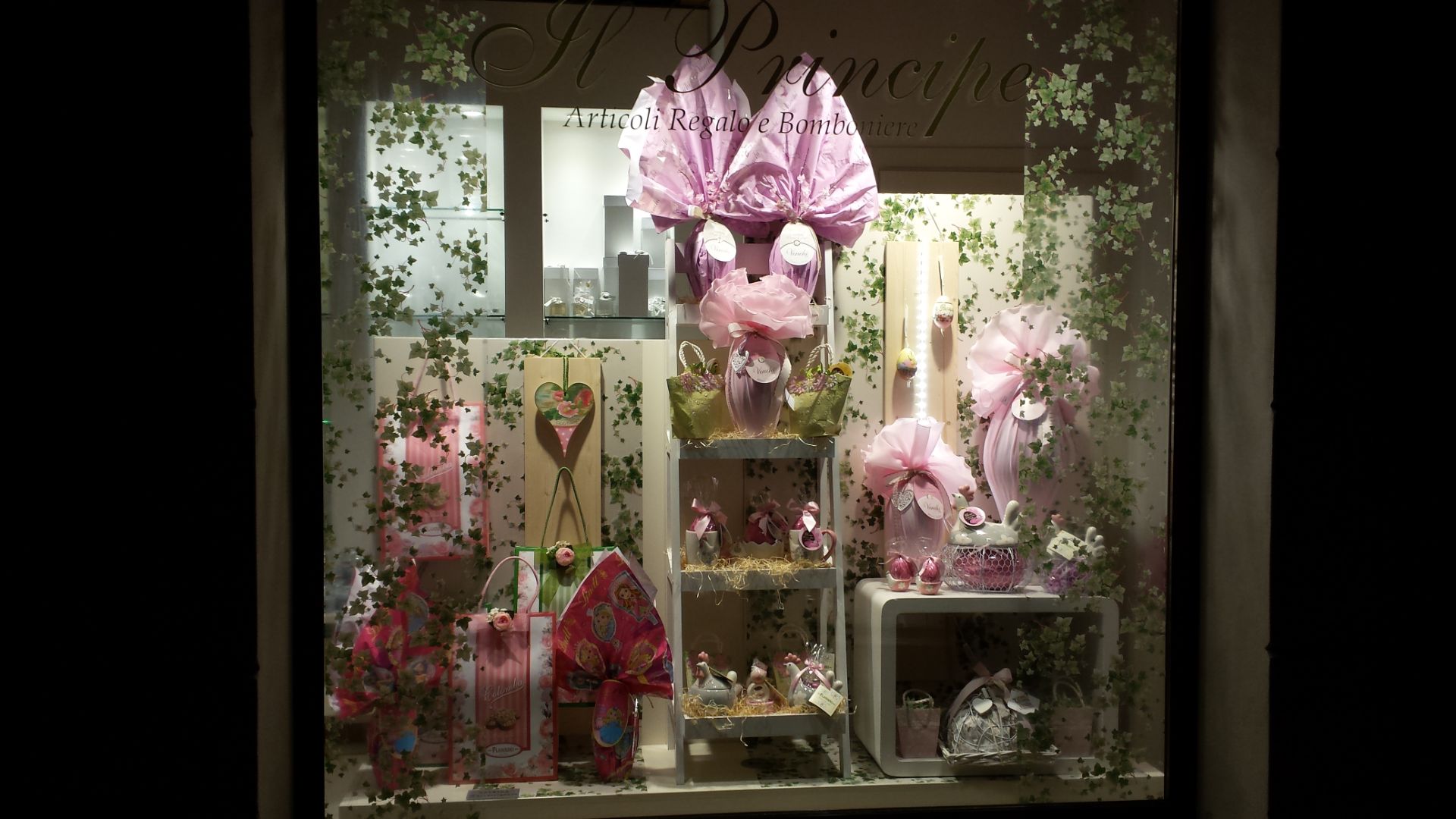 vetrina di un negozio in periodo pasquale