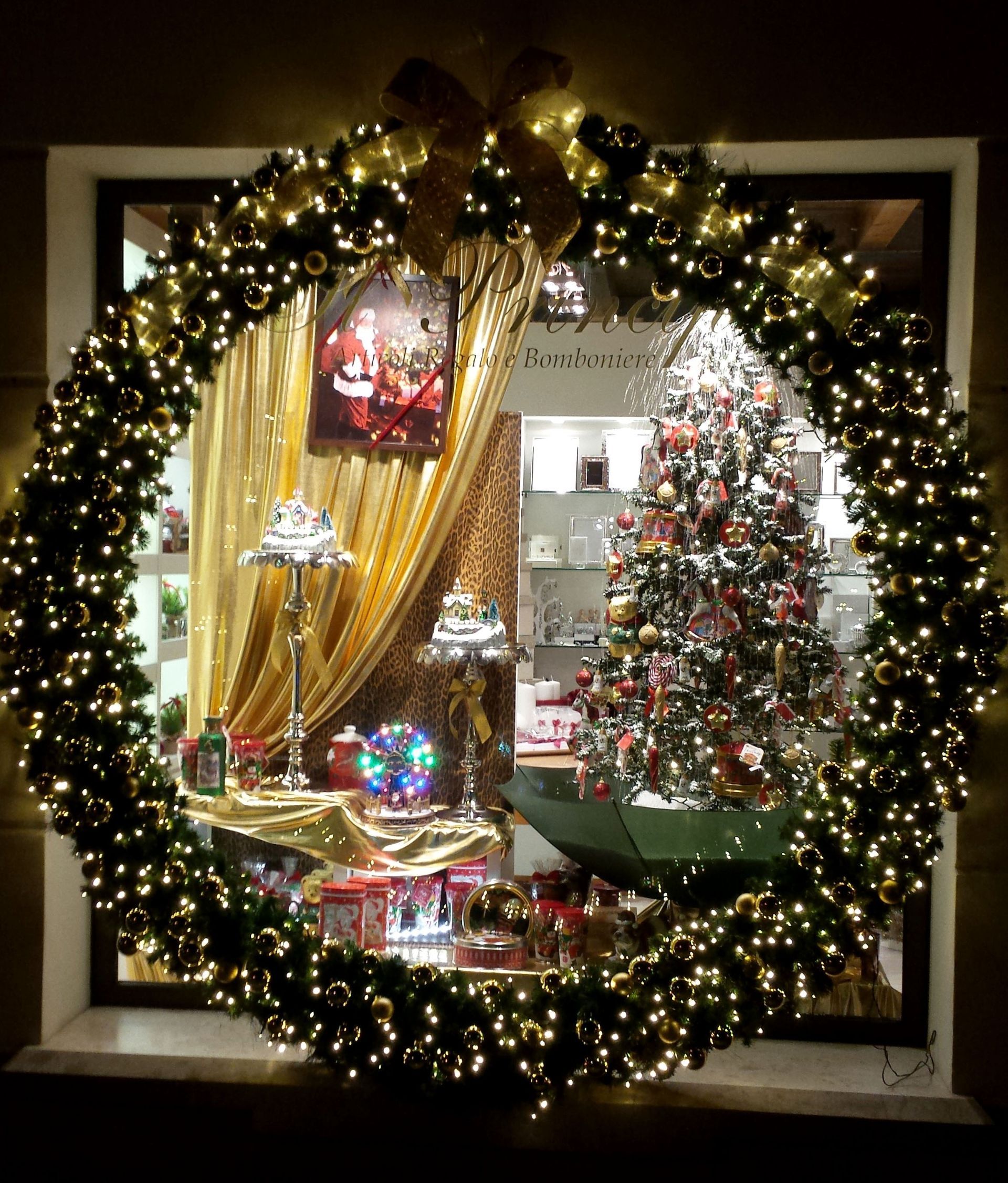 negozio di articoli da regalo in periodo natalizio