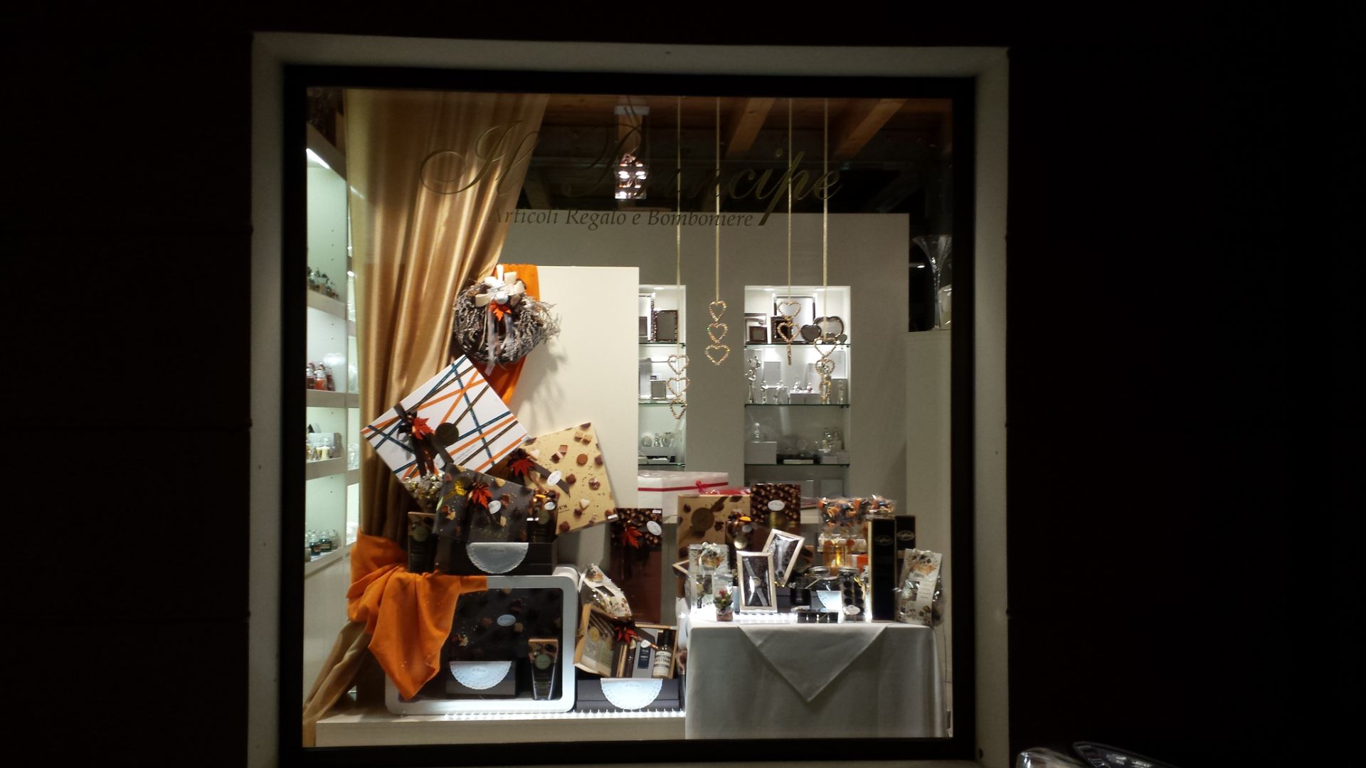 vetrina di un negozio di dolci per le feste