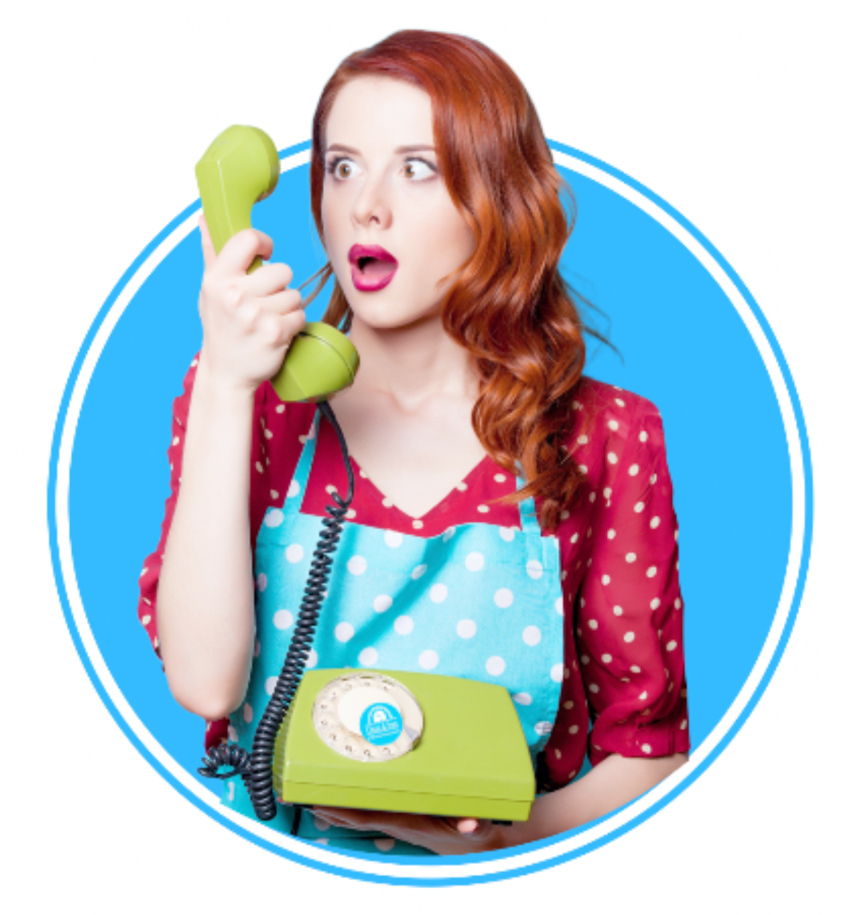 Mujer con cabello rojo, usando delantal, en un teléfono retro verde mirando sorprendida, fondo de círculo azul.
