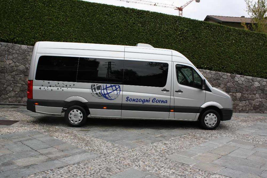 pulmino a 14 posti con portellone laterale