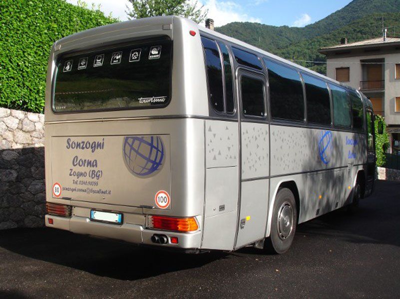 ingresso posteriore bus a 40 posti Gran Turismo