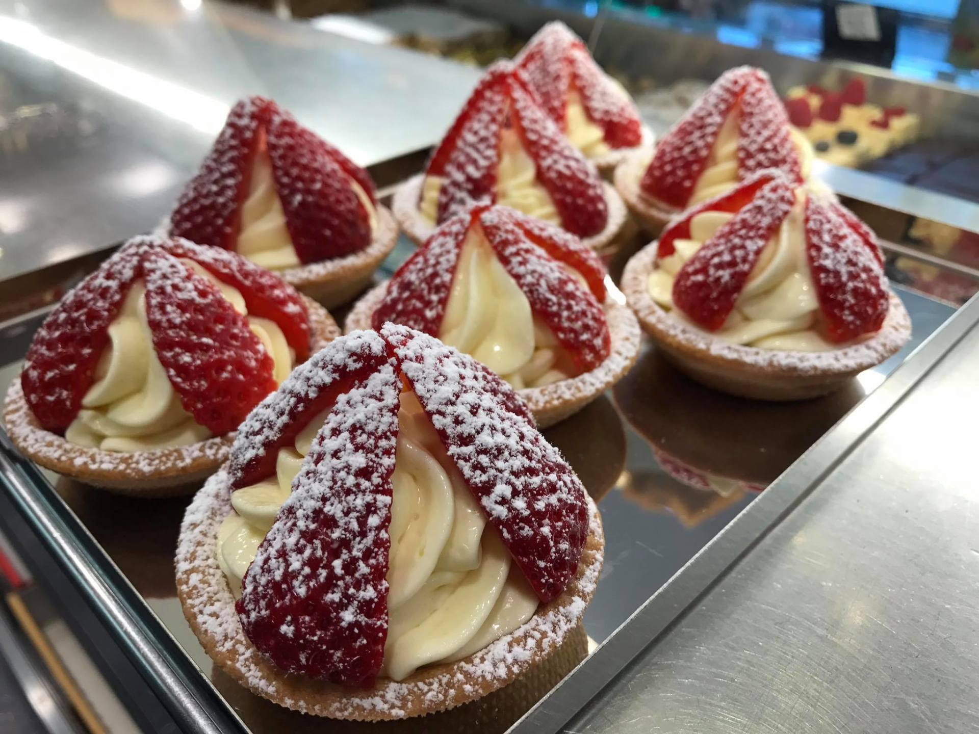 pasticcini con crema e fragole