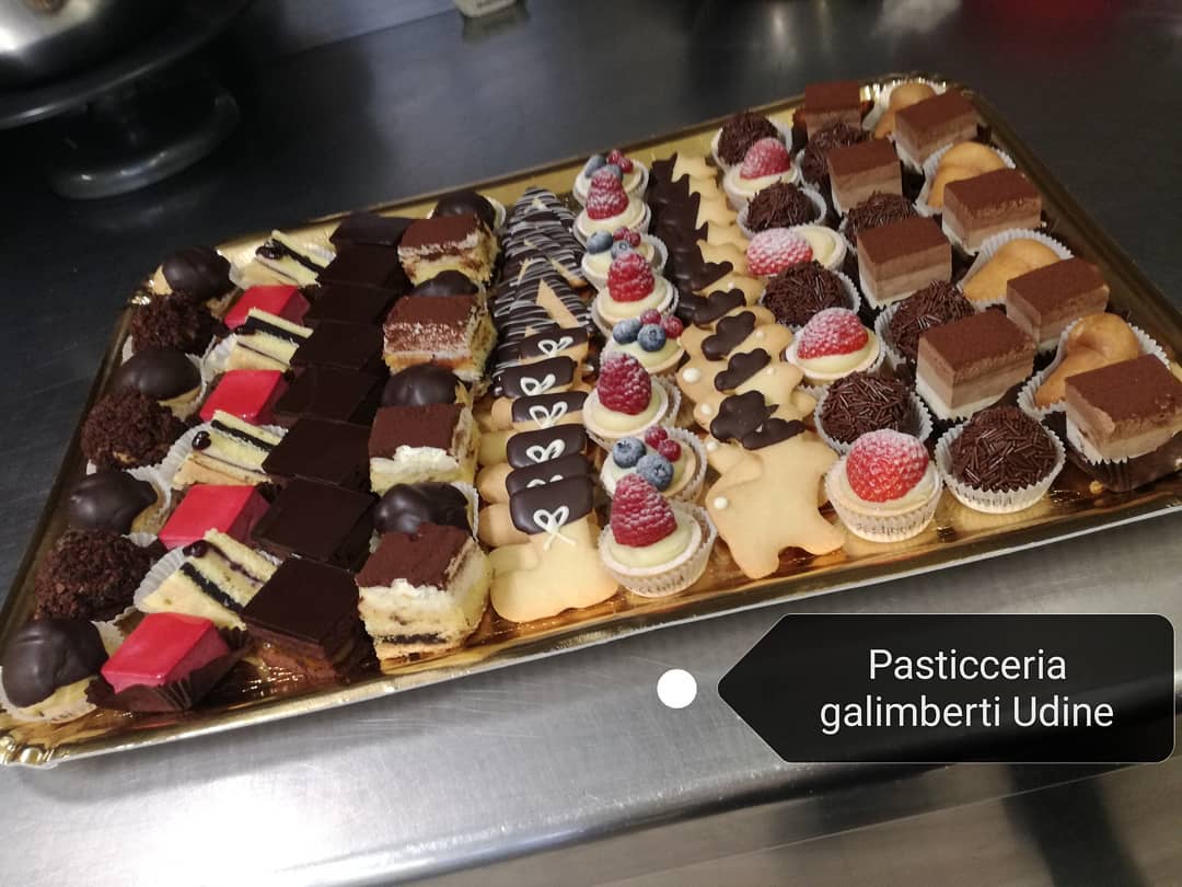 vassoio con pasticcini mignon