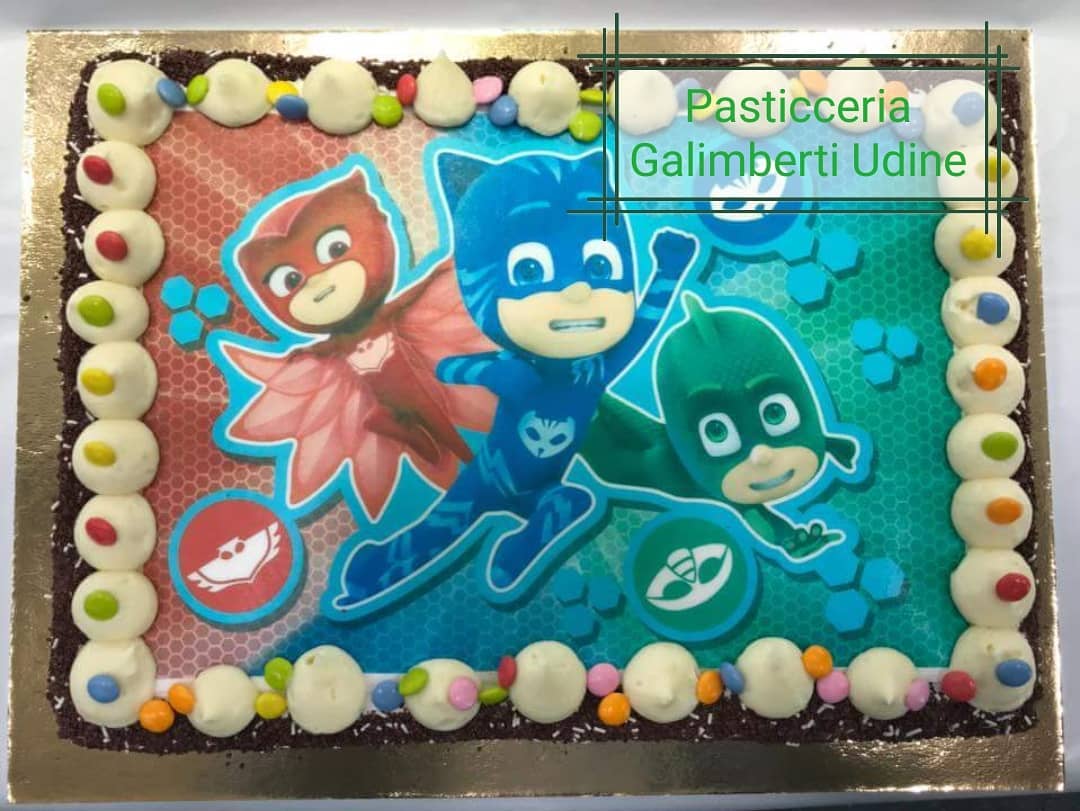 torta per compleanno con illustrazione di cartoni animati