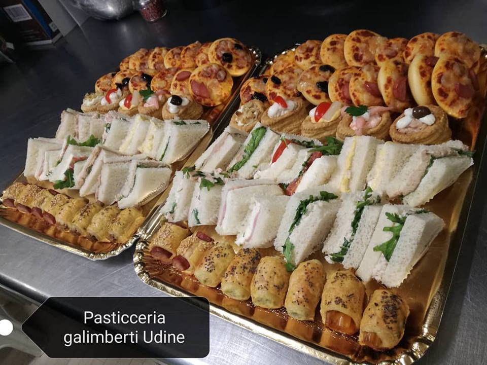 vassoi con tramezzini