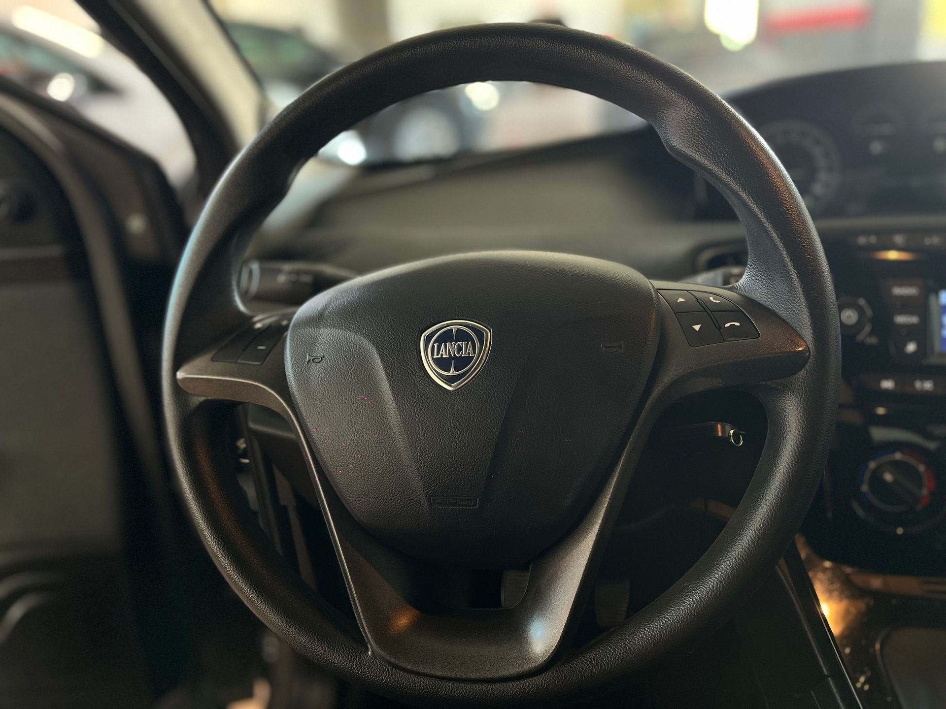 Volante nero per auto con logo Lancia.