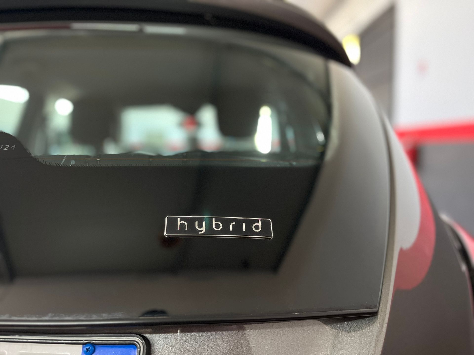 Vista posteriore di un'auto nera con l'emblema