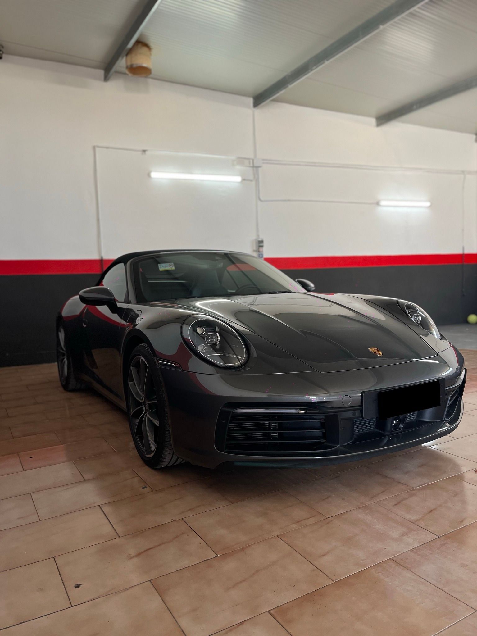 Porsche decappottabile grigio scuro