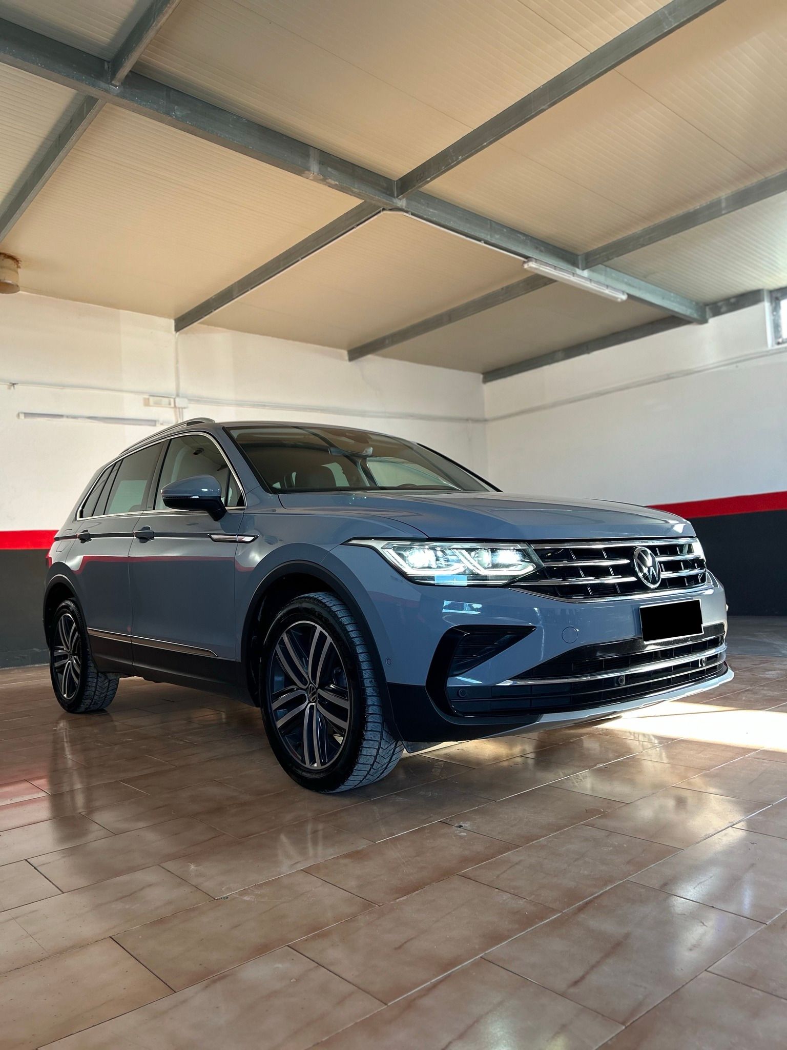 SUV Volkswagen Tiguan grigio