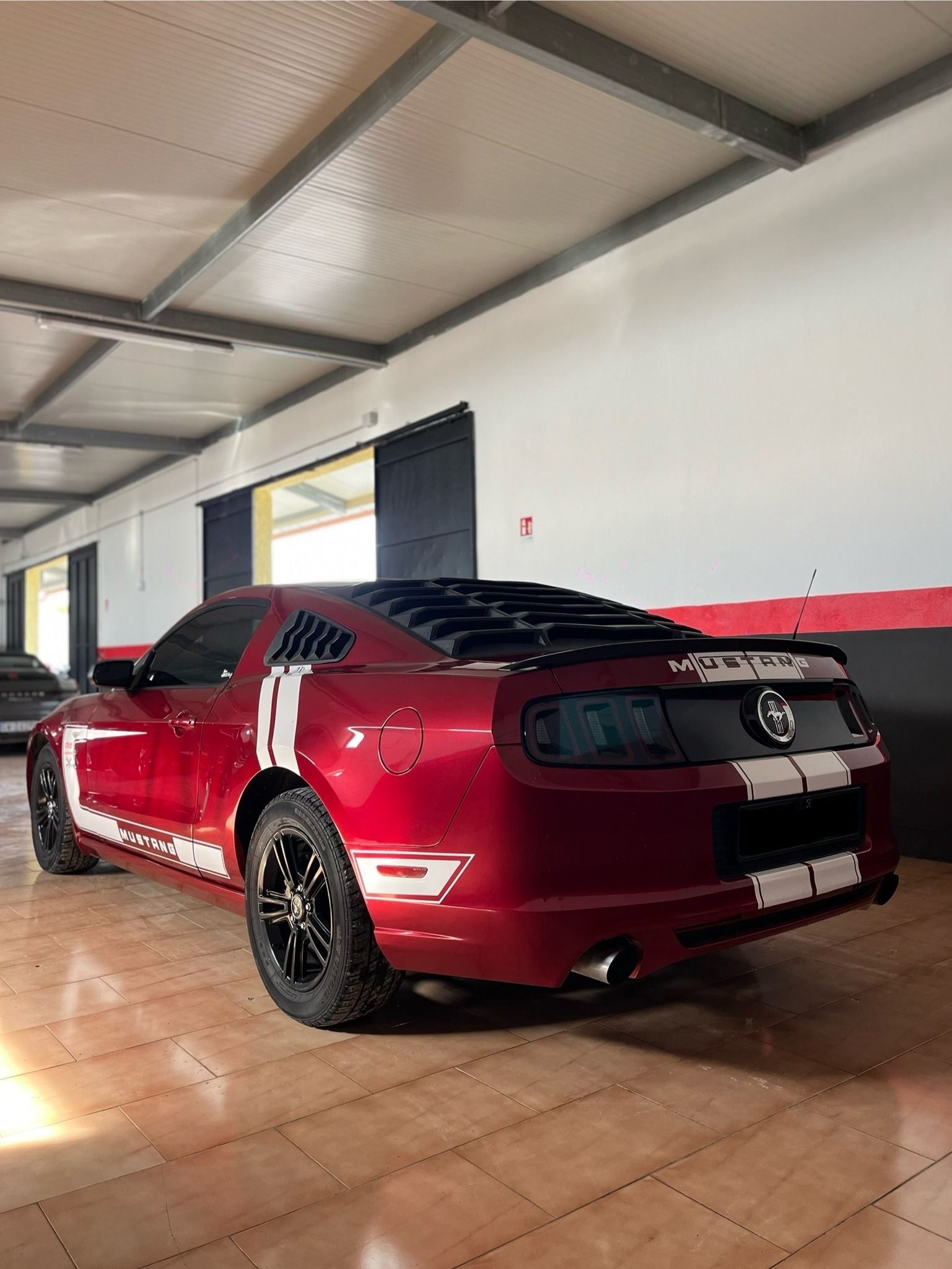 Ford Mustang rossa con strisce bianche