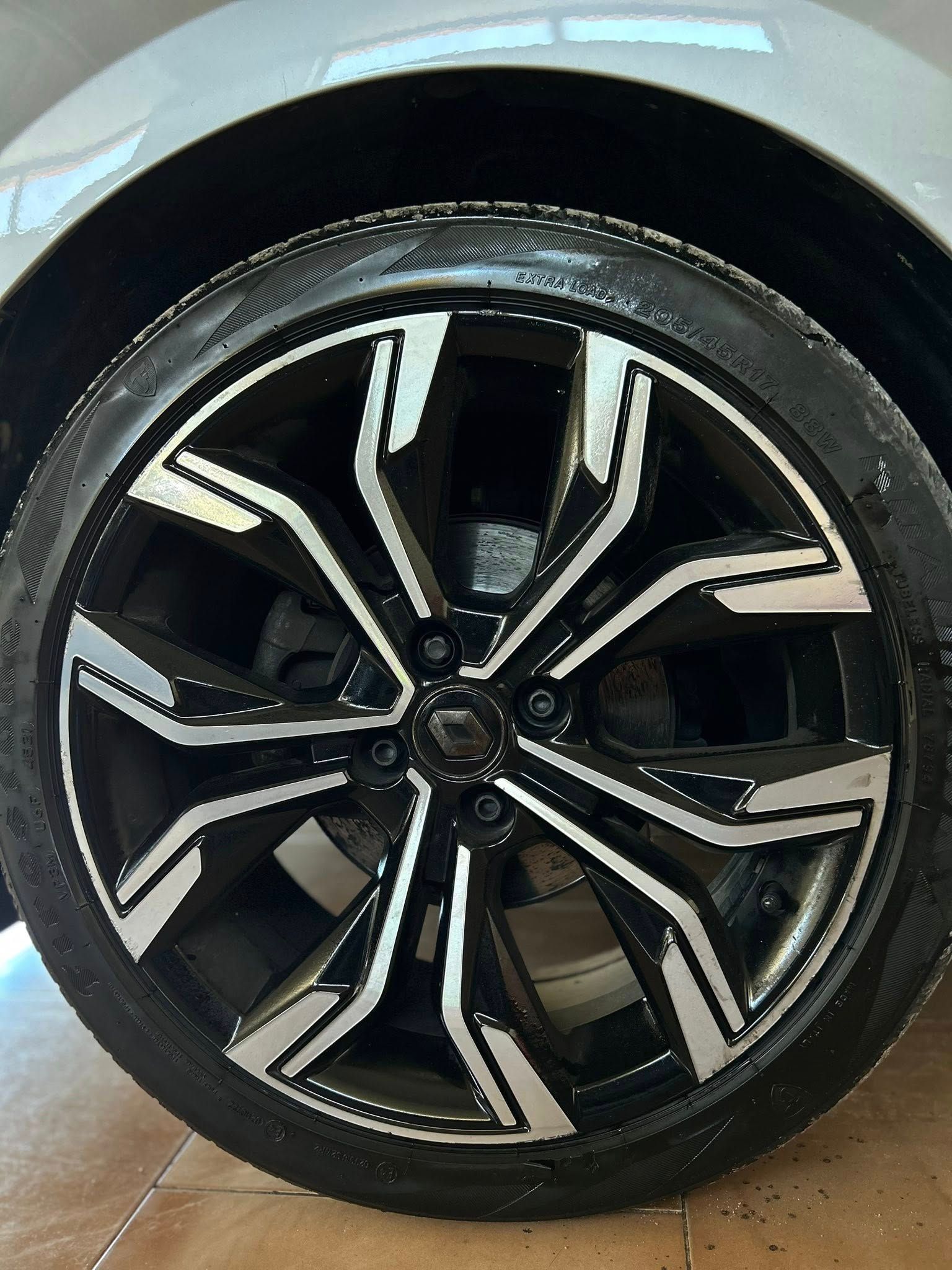 Cerchio per auto con raggi neri e argento.