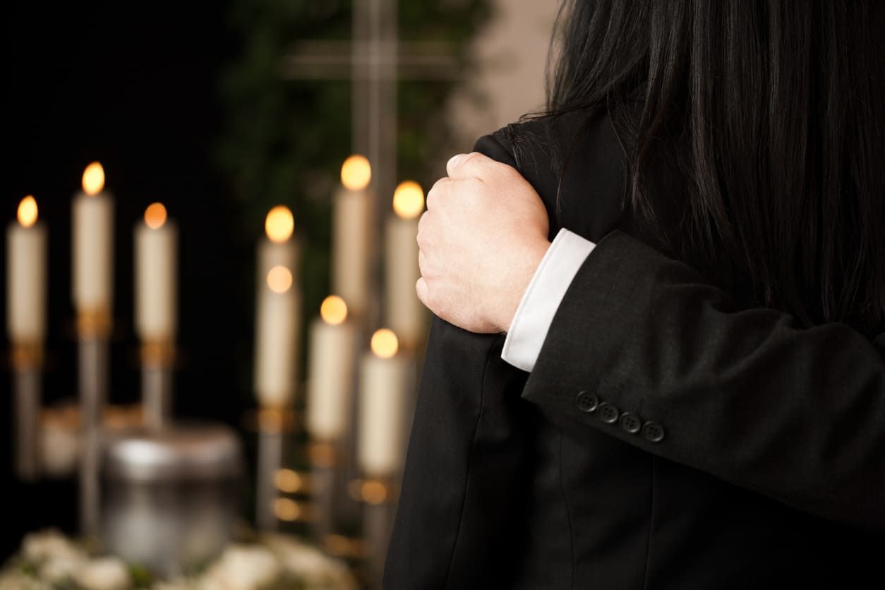 agente funerário dando suporte emocional à uma moça