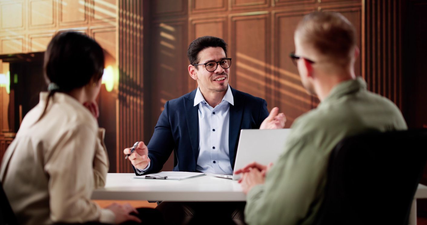 pessoas buscando proteger família sem comprometer orçamento