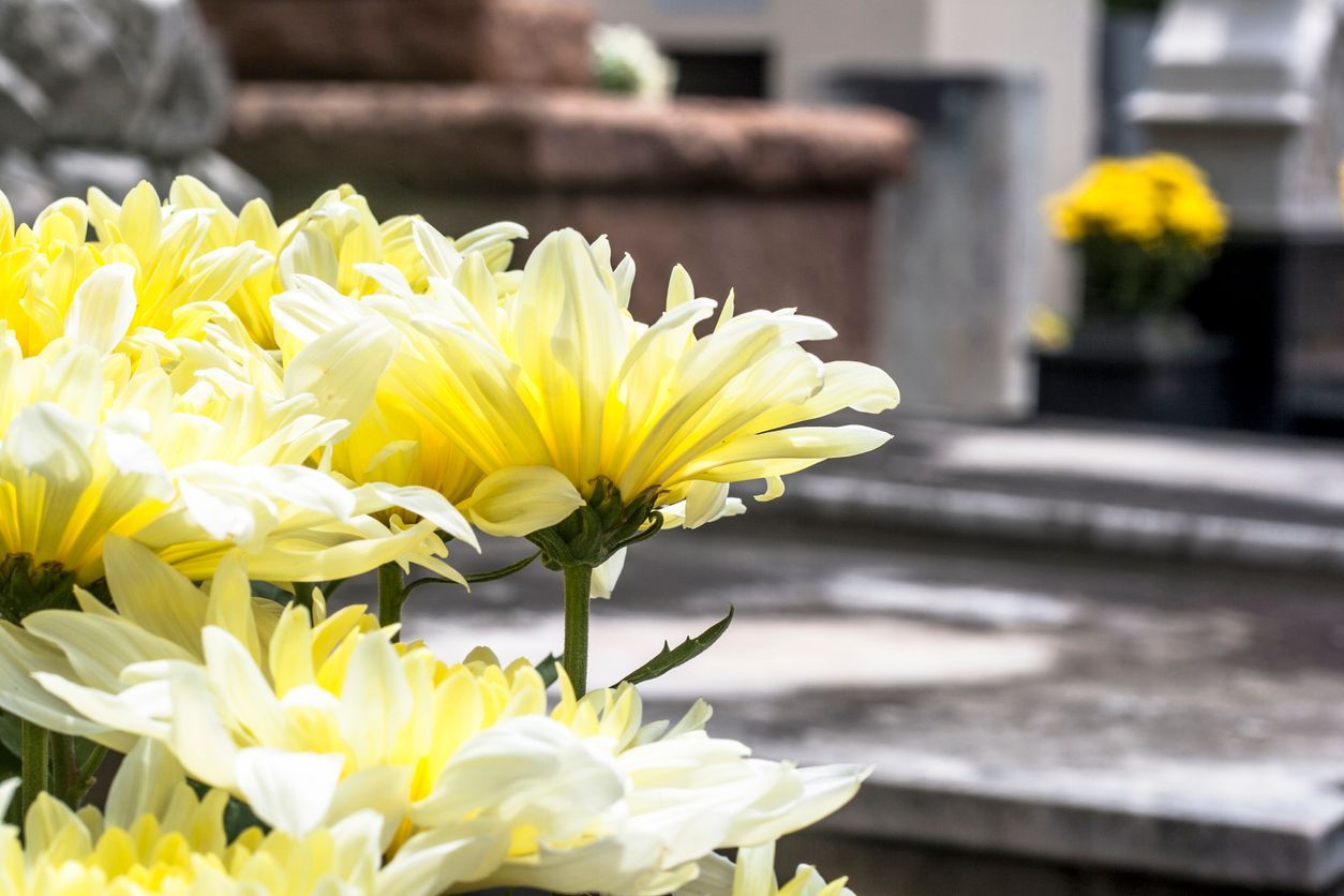 flores em funeral após entender benefício funerário para colaboradores