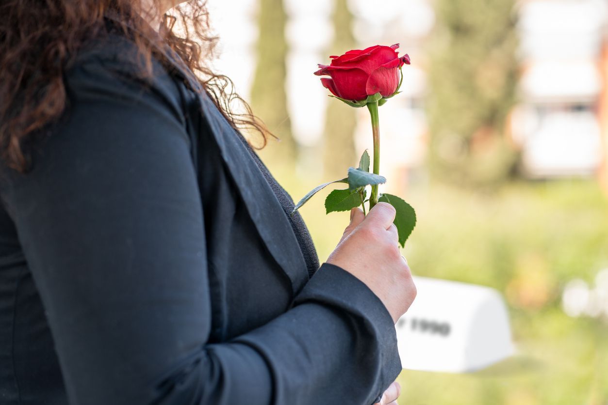 pessoa em um enterro após contratar um plano funerário acessível