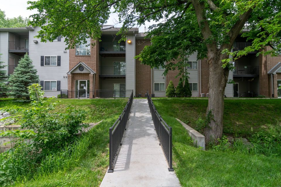 Foxboro Apartments Omaha, Millard, NE Area Apartments for Rent / View