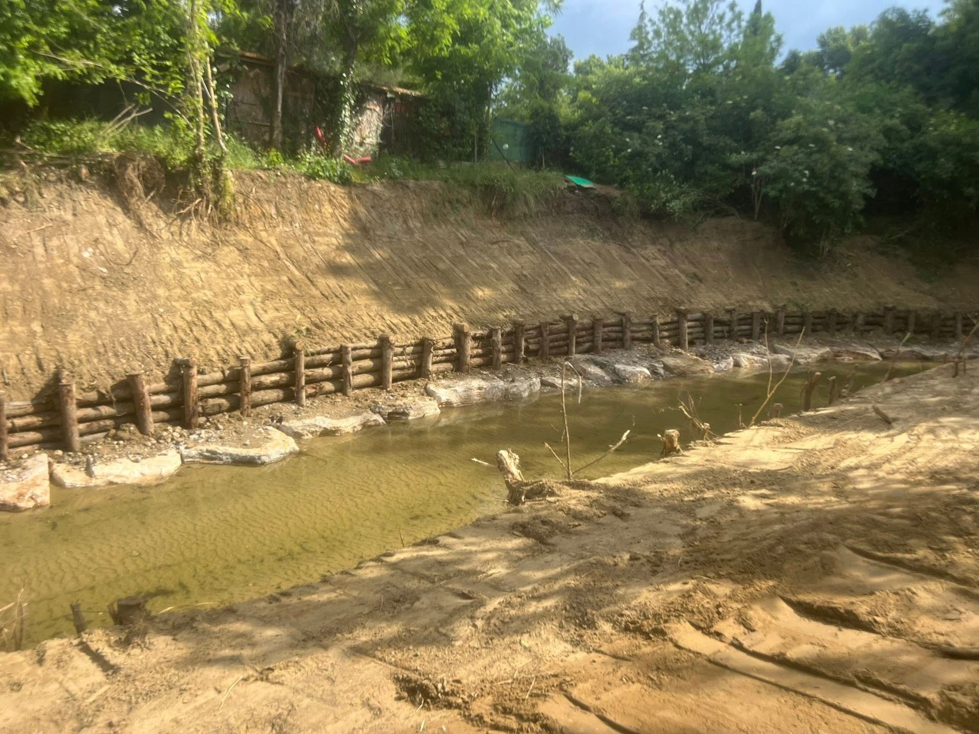 Camion che trasporta attrezzature edili su una strada di montagna sopra un mare di nuvole. 
