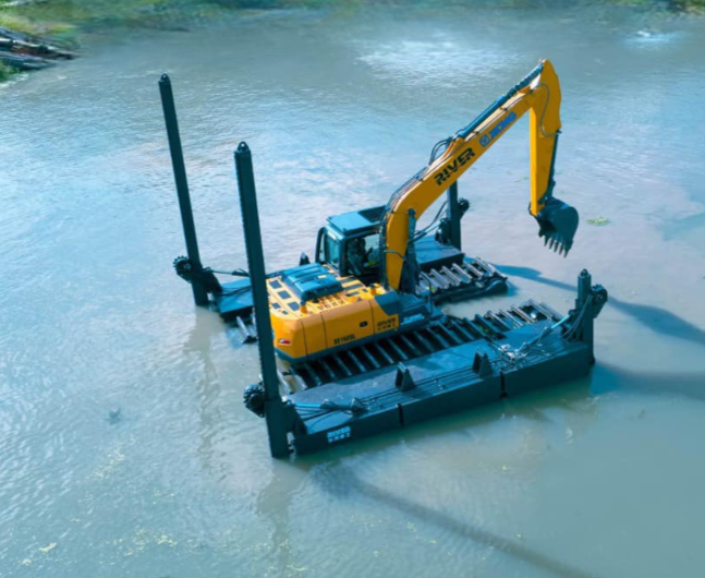 Escavatore giallo su una piattaforma galleggiante che draga uno specchio d'acqua.