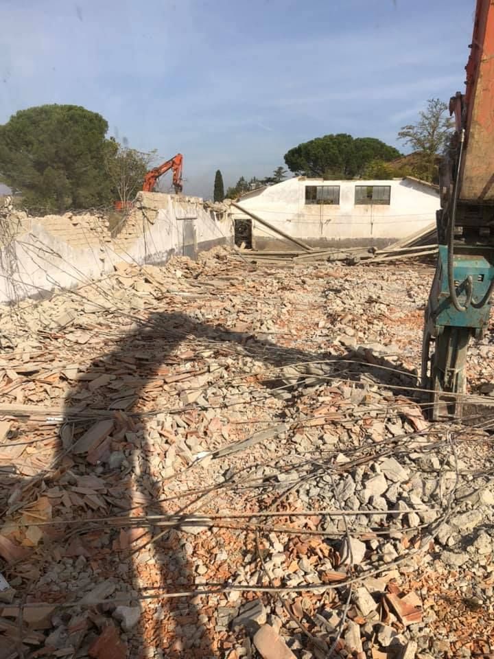 Camion che trasporta attrezzature edili su una strada di montagna sopra un mare di nuvole. 