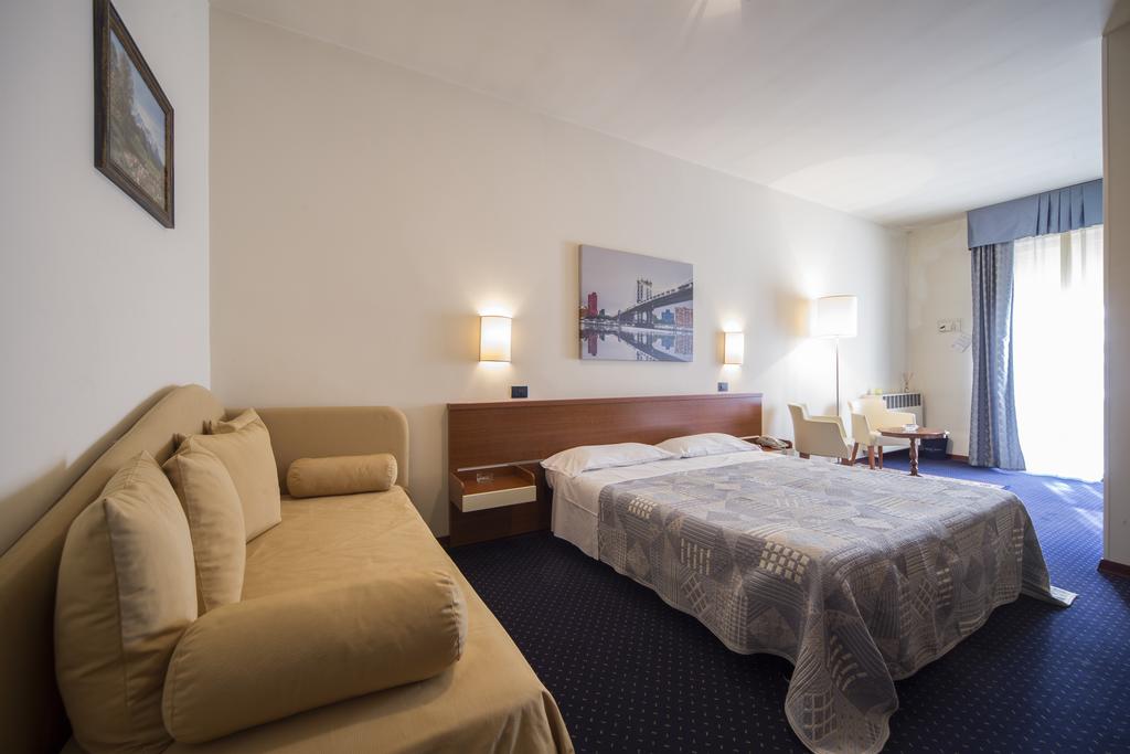 camera matrimoniale con salotto