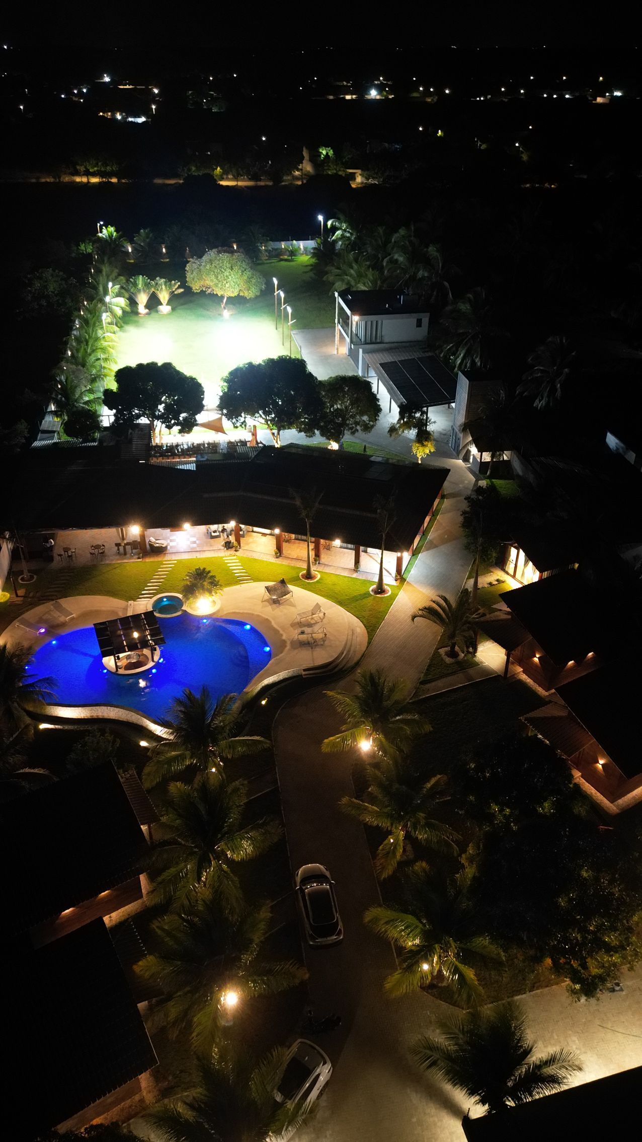 Uma vista aérea de uma piscina à noite