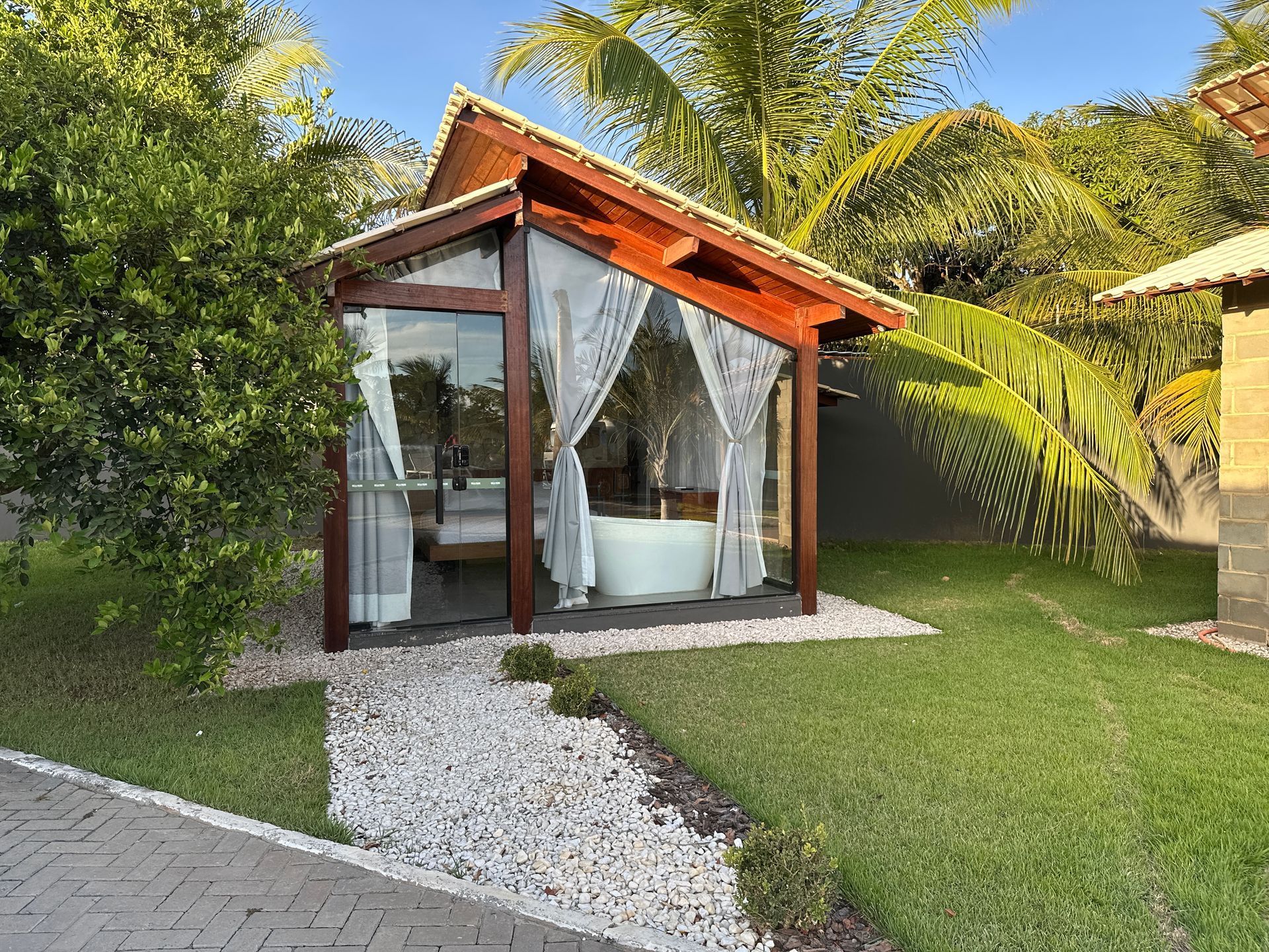 Uma pequena casa com uma banheira dentro.