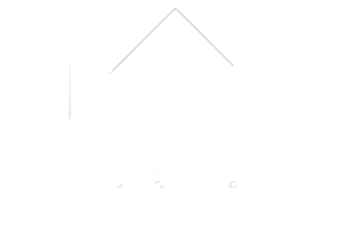 Uma seta branca apontando para cima em um fundo branco.