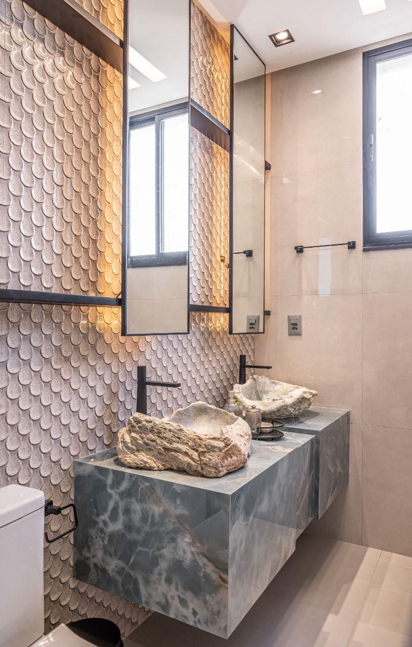 Um banheiro com duas pias e um vaso sanitário.