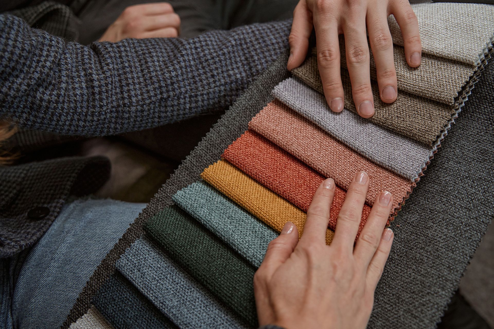 Un hombre y una mujer miran una muestra de tela.