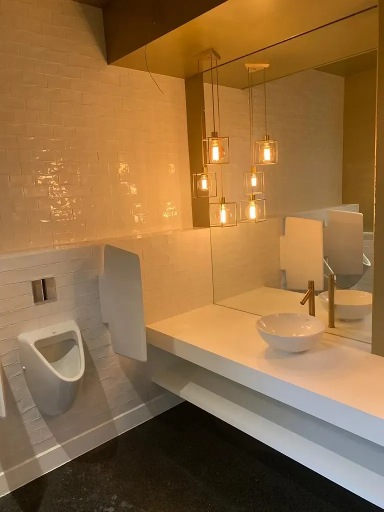 afwerking van een badkamer