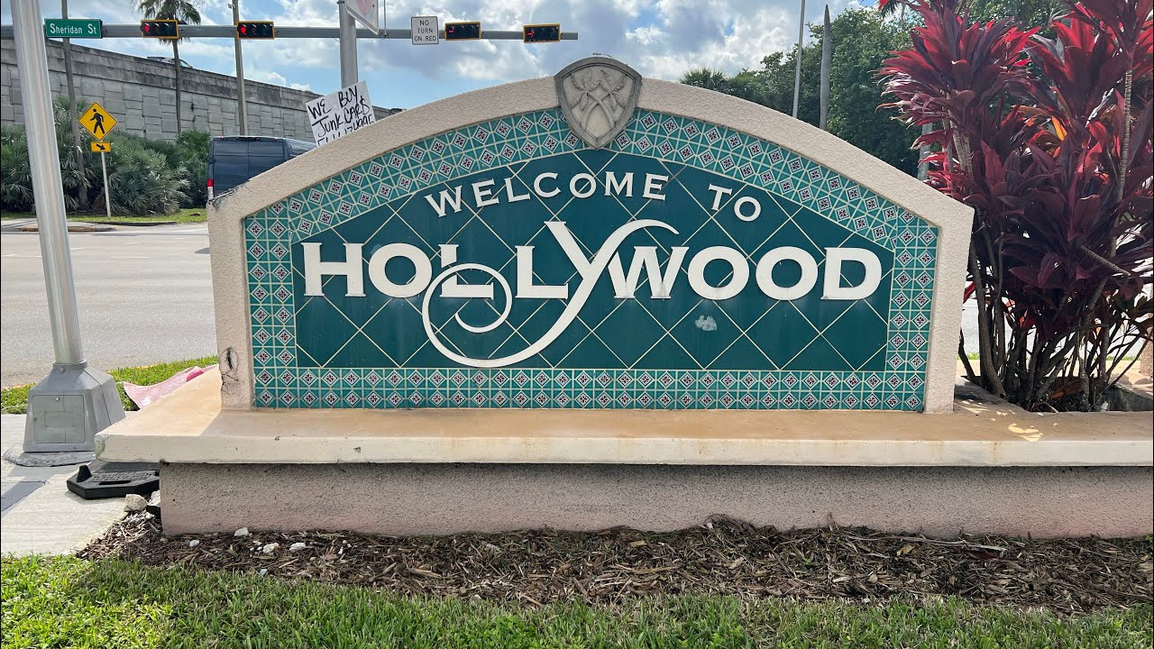 A green and white sign that says welcome to hollywood