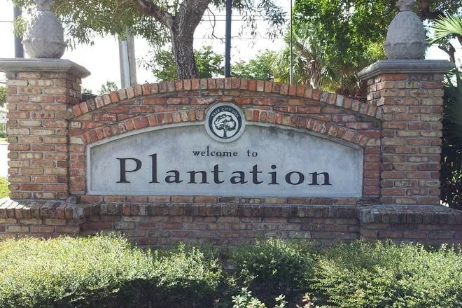 A sign that says welcome to plantation on it