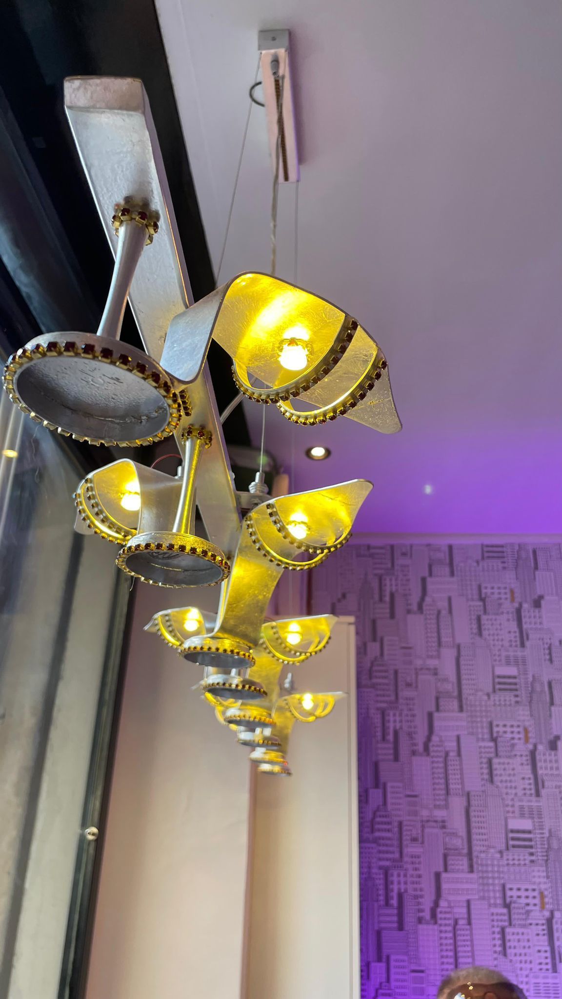 Una vetrina piena di ciambelle e pasticcini in una panetteria.