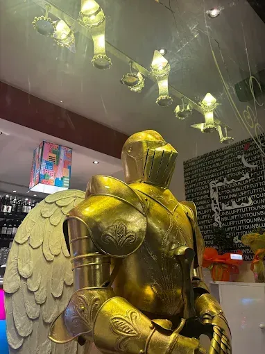 Un ristorante con tavoli e sedie e un bar sullo sfondo.