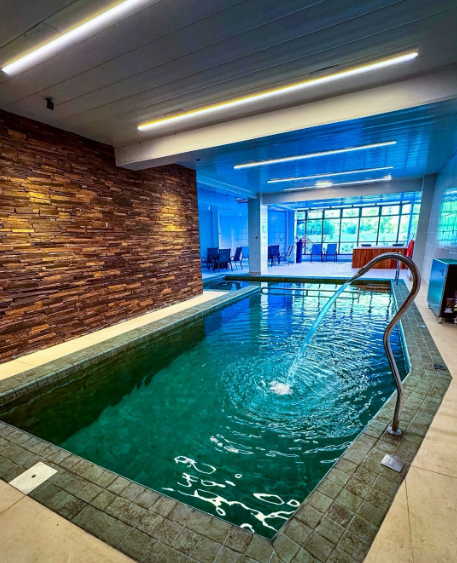 Relaxe na piscina aquecida climatizada do Recanto da Serra e viva dias de conforto em Gramado. Conhe