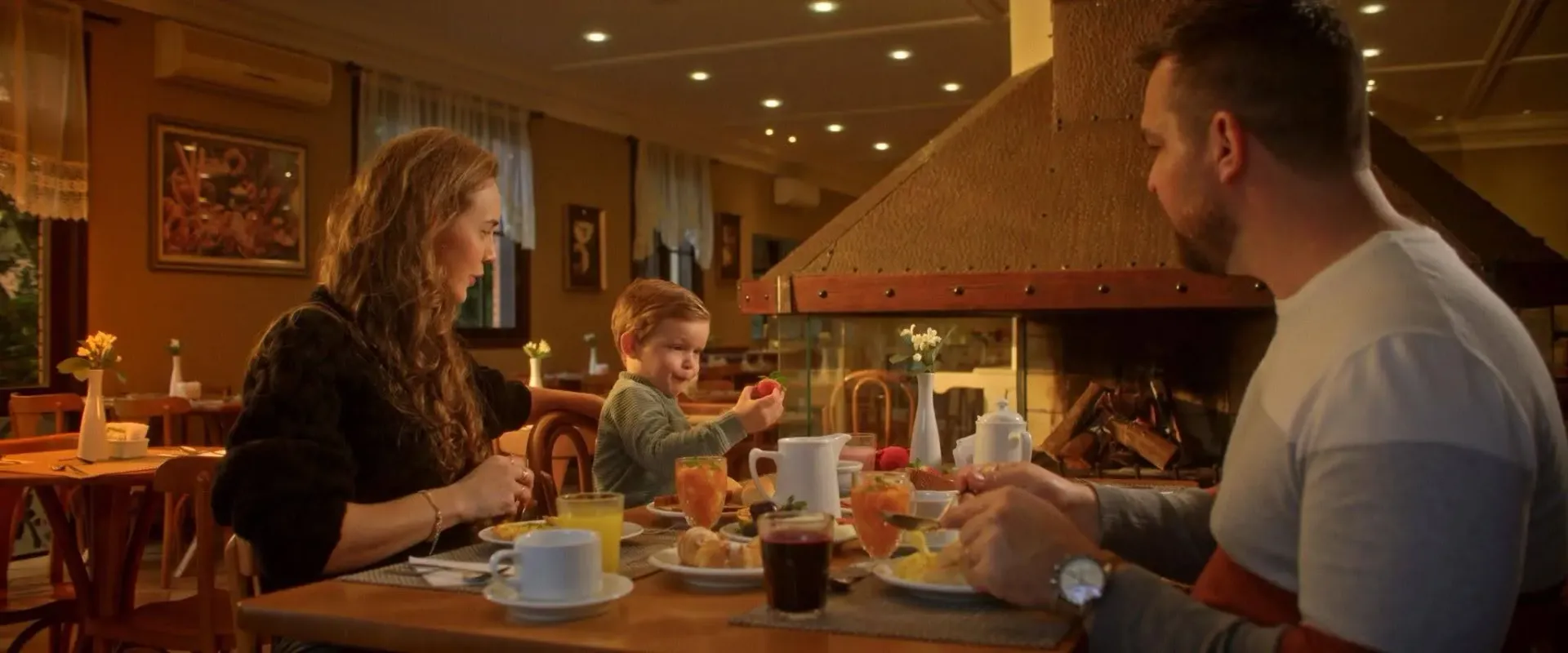 Uma família reunida aproveitando a gastronomia das férias de inverno na Serra Gaúcha dentro do Hotel