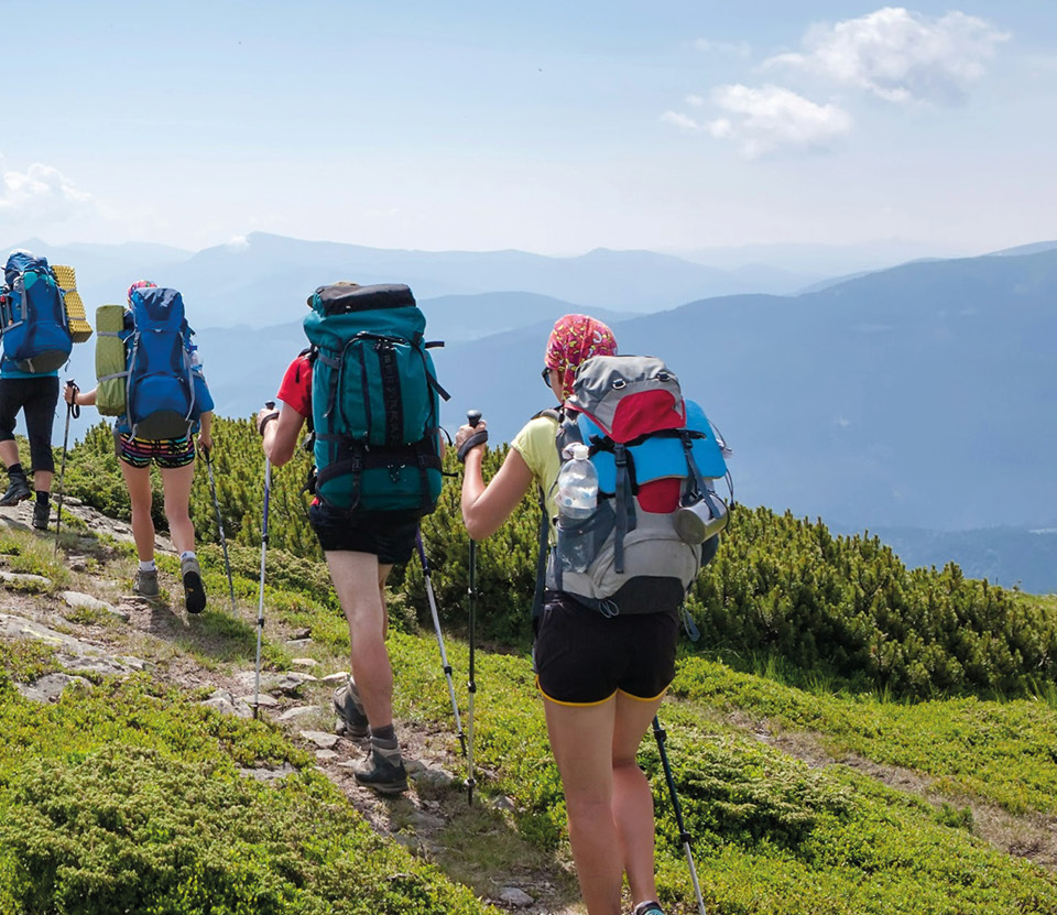 Werbebild mit 4 wandernden Personen in der Region Erzberg-Leoben
