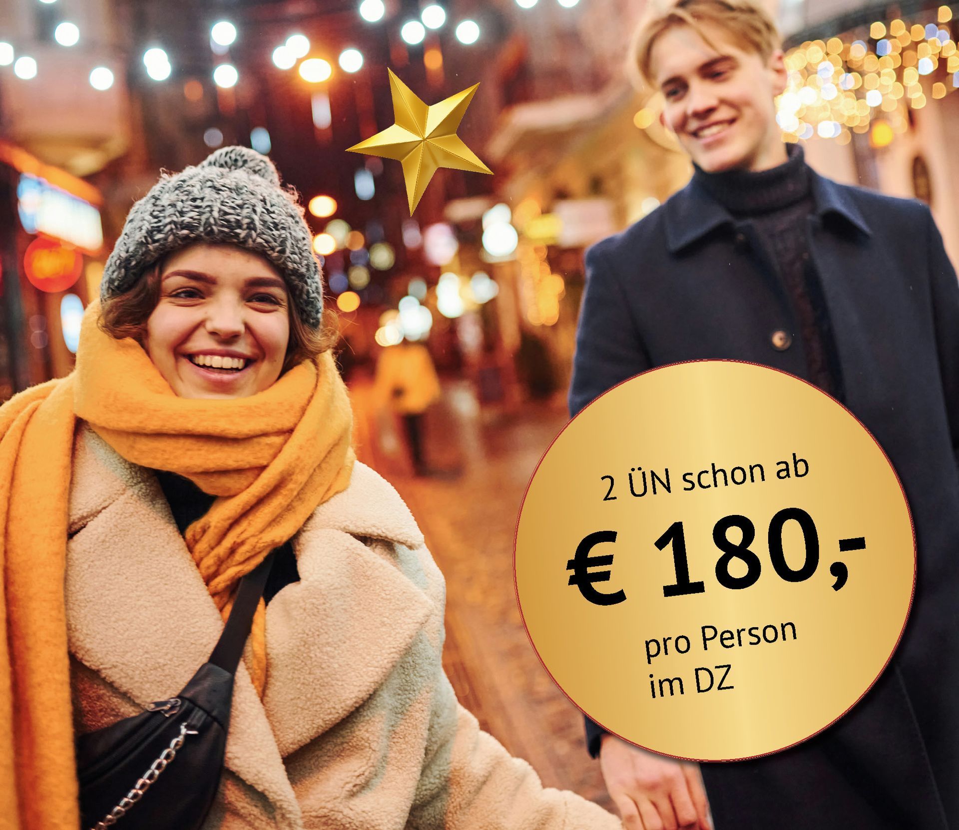 Werbebild mit einem jungen Paar, das in der Adventszeit fröhlich durch die Stadt zieht mit Angeboten ab 180€
