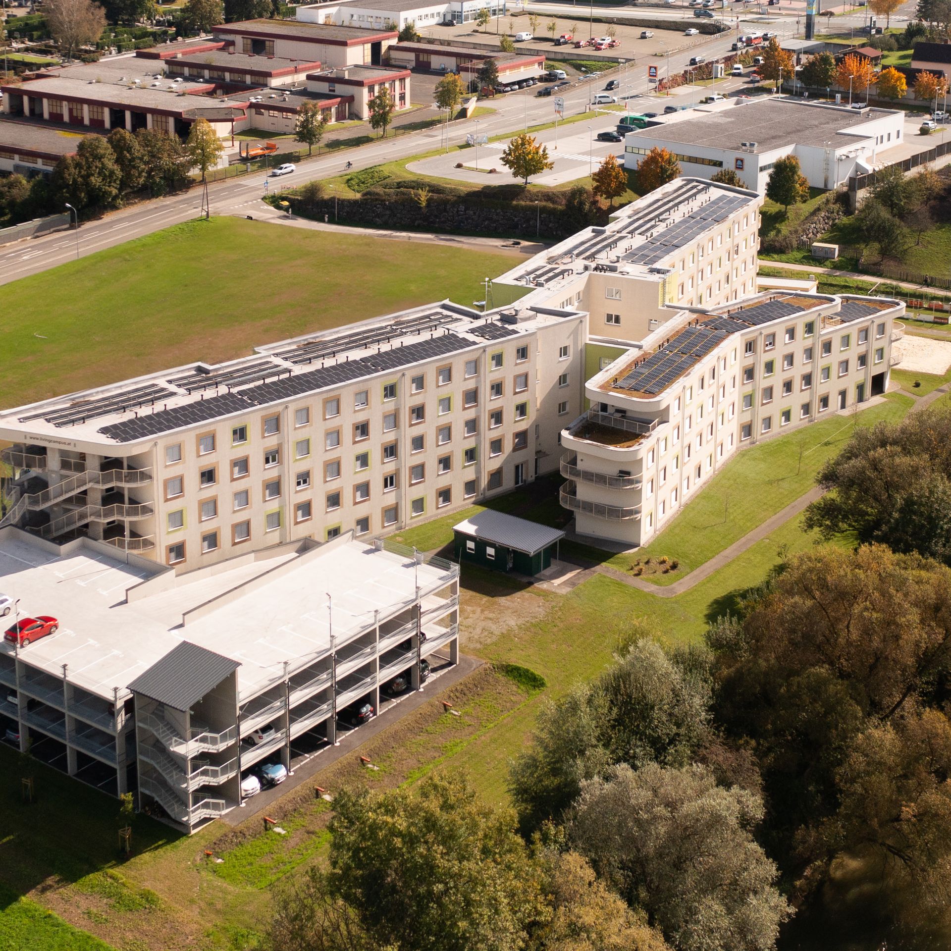 I AM HOTELS Bed & Breakfast Leoben als Luftbild - ein großer Hotelkomplex in Leoben
