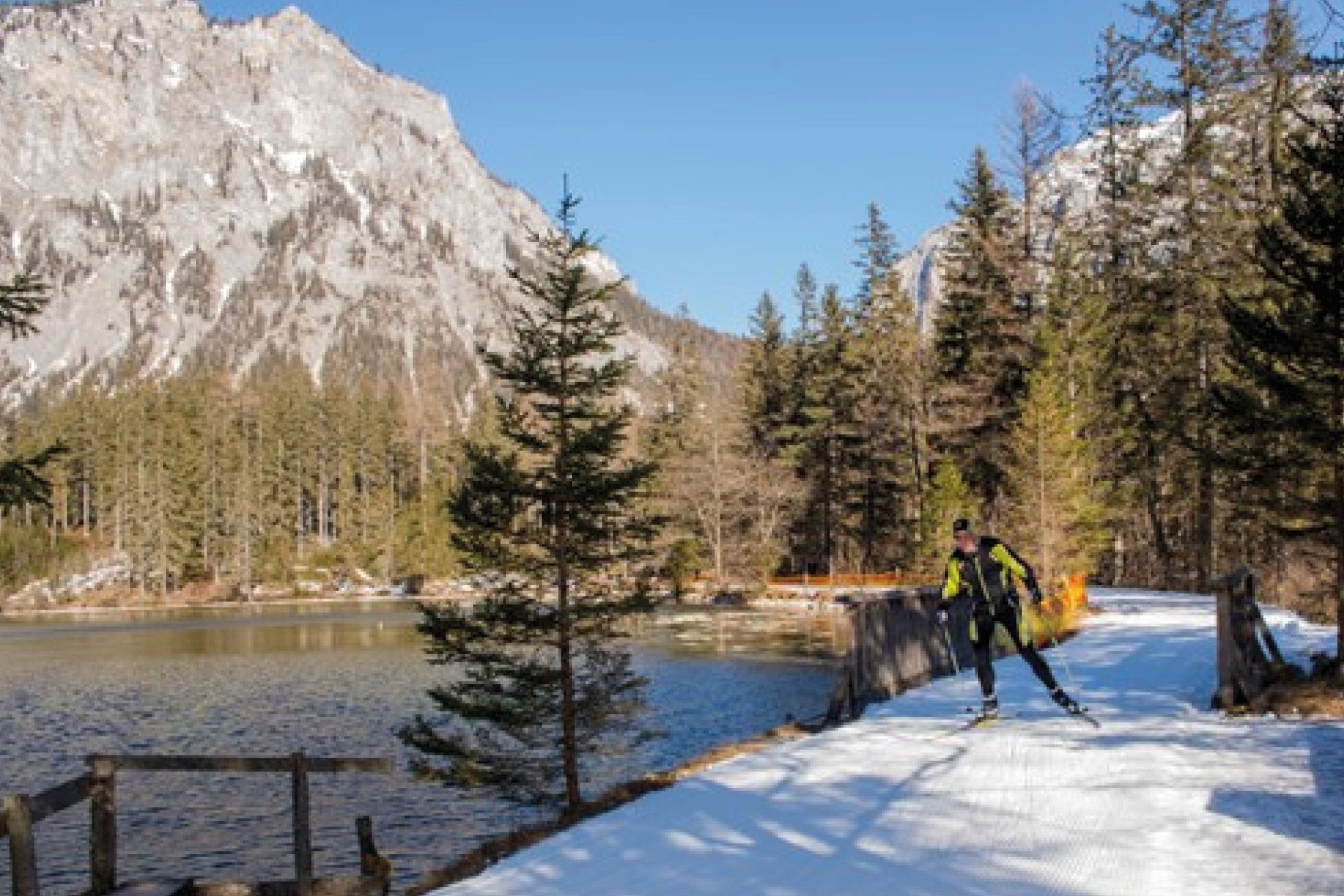 Ein gemütliches Doppelbett mit 3 Kissen und Handtüchern